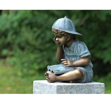 Sodo skulptūra H 29 cm Skaitantis berniukas