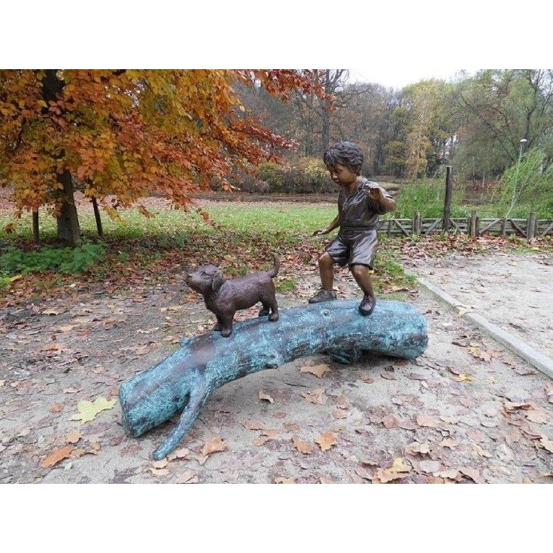 Sodo skulptūra Berniukas su šunimi ant medžio kamieno, 107x69x150