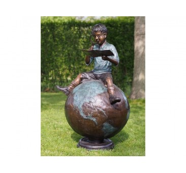 Sodo skulptūra Berniukas sėdi ant žemės rutulio, 126x72x60