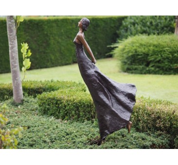 Sodo skulptūra Moteris rankomis už nugaros, 150x60x32