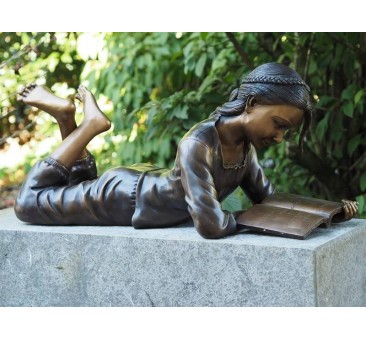Sodo skulptūra Mergina guli skaitydama, 30x30x72