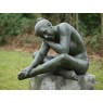 Sodo skulptūra Mieganti moteris, 59x60x85