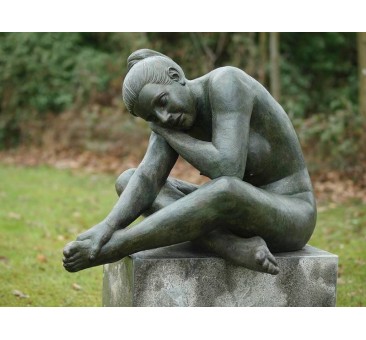Sodo skulptūra Mieganti moteris, 59x60x85