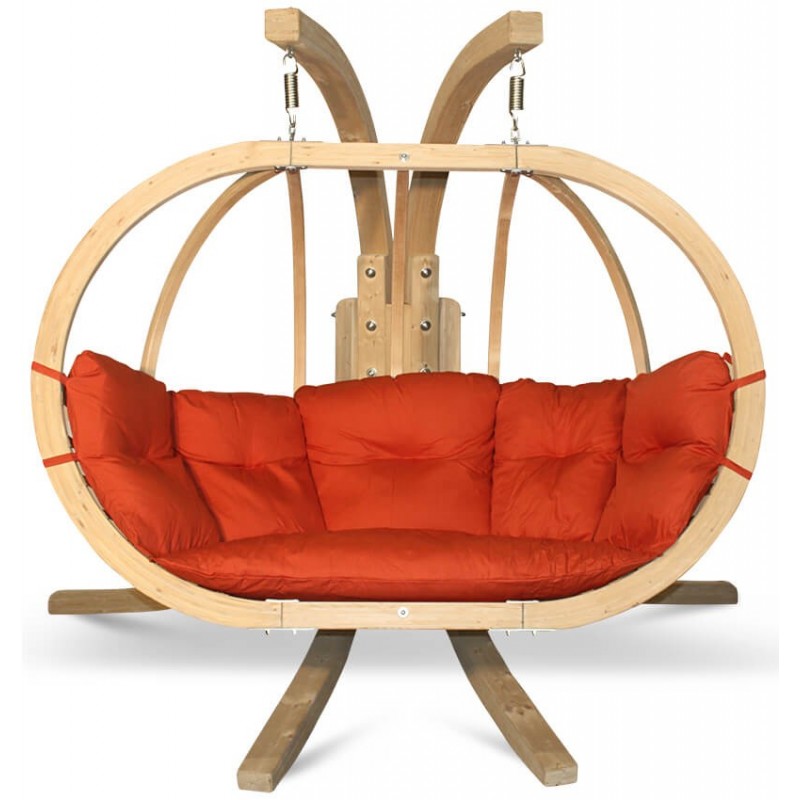Medinis pakabinamas dvivietis krėslas su stovu, raudona pagalvėlė