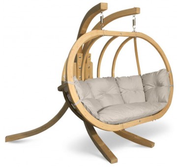 Medinis pakabinamas dvivietis krėslas su stovu, kreminės spalvos pagalvėlė