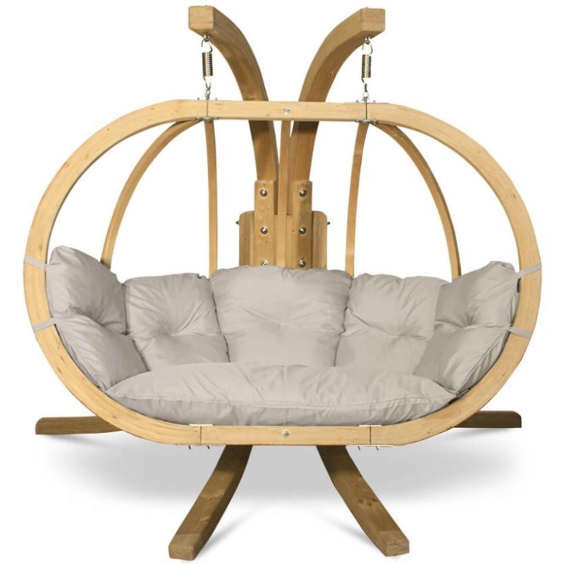 Medinis pakabinamas dvivietis krėslas su stovu, kreminės spalvos pagalvėlė
