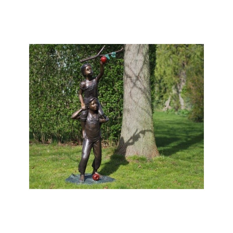 Sodo skulptūra Vaikai siekia obuolio 170x70x58 cm
