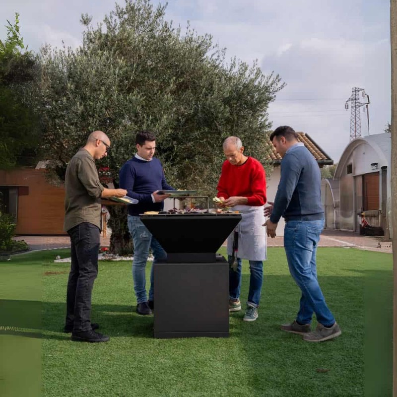 Malkinė kepsninė BBQ TOWER OVENEAT su malkų laikymo vieta