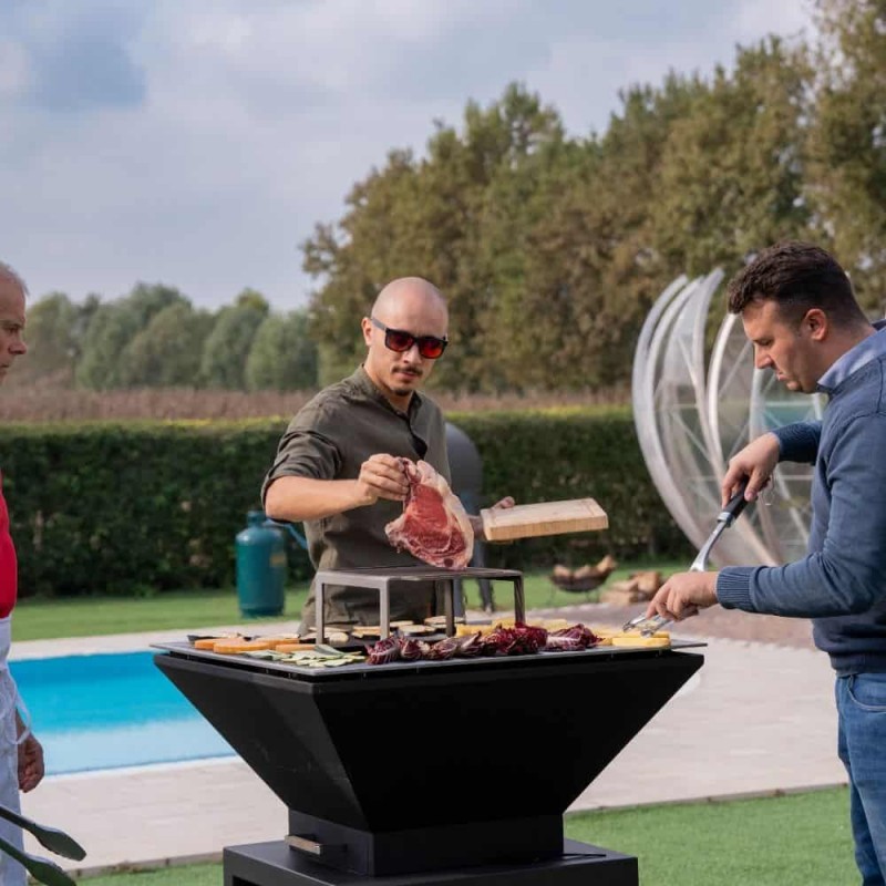 Malkinė kepsninė BBQ TOWER OVENEAT su malkų laikymo vieta